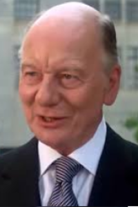 Arthur [John Gielgud]